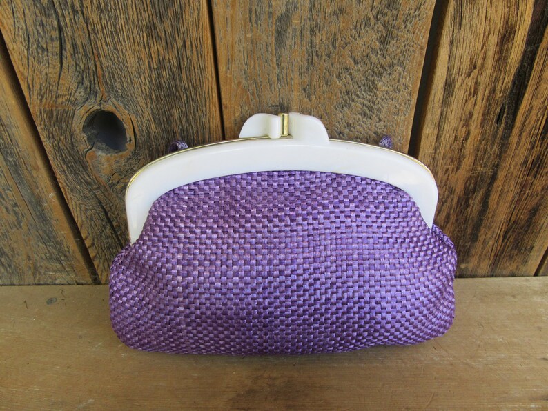 Resort Chic Woven PUrple Lilac Metal Frame Clutch with Strap Purse Resort Bag 80s Woven Raffia Purple Metal Frame Crossbody Bag