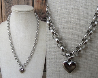 90er Jahre Silberfarbene Chunky Herzkette | Herz-Anhänger | Chunky breite Halskette | 18" klobige Ketten-Choker