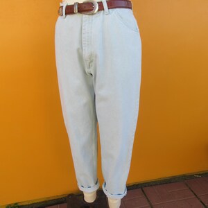 Op de afbeelding: Lichtblauwe denim jeans met een bruine leren riem. De jeans hebben een hoge taille en een ontspannen pasvorm.