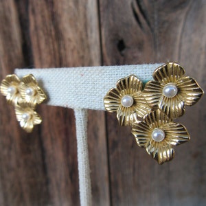 90s Gold Tone Floral Earrings | Flower Cluster Faux Pearl Earrings | Gold Tone Flower Stud Post Pierced Statement Earrings