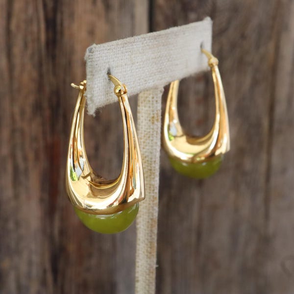 Brincos de argola dourados em formato de gota, estilo anos 90 | Argolas de resina verde-celeste | Joias minimalistas para o ambiente de trabalho casual