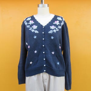 90er Jahre Plissierte Schulter Rosebud Cottagecore Häkeljacke | 80er Jahre Baumwolle Ramie Blumen Blume Perlen Knopf vorne Pullover Oma Pullover Medium