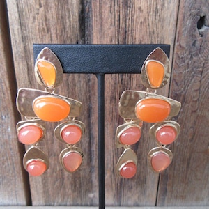 Orecchini pendenti color oro cabochon anni &#39;90 / Orecchini modernisti cabochon in metallo martellato e pesca arancione glam martellato