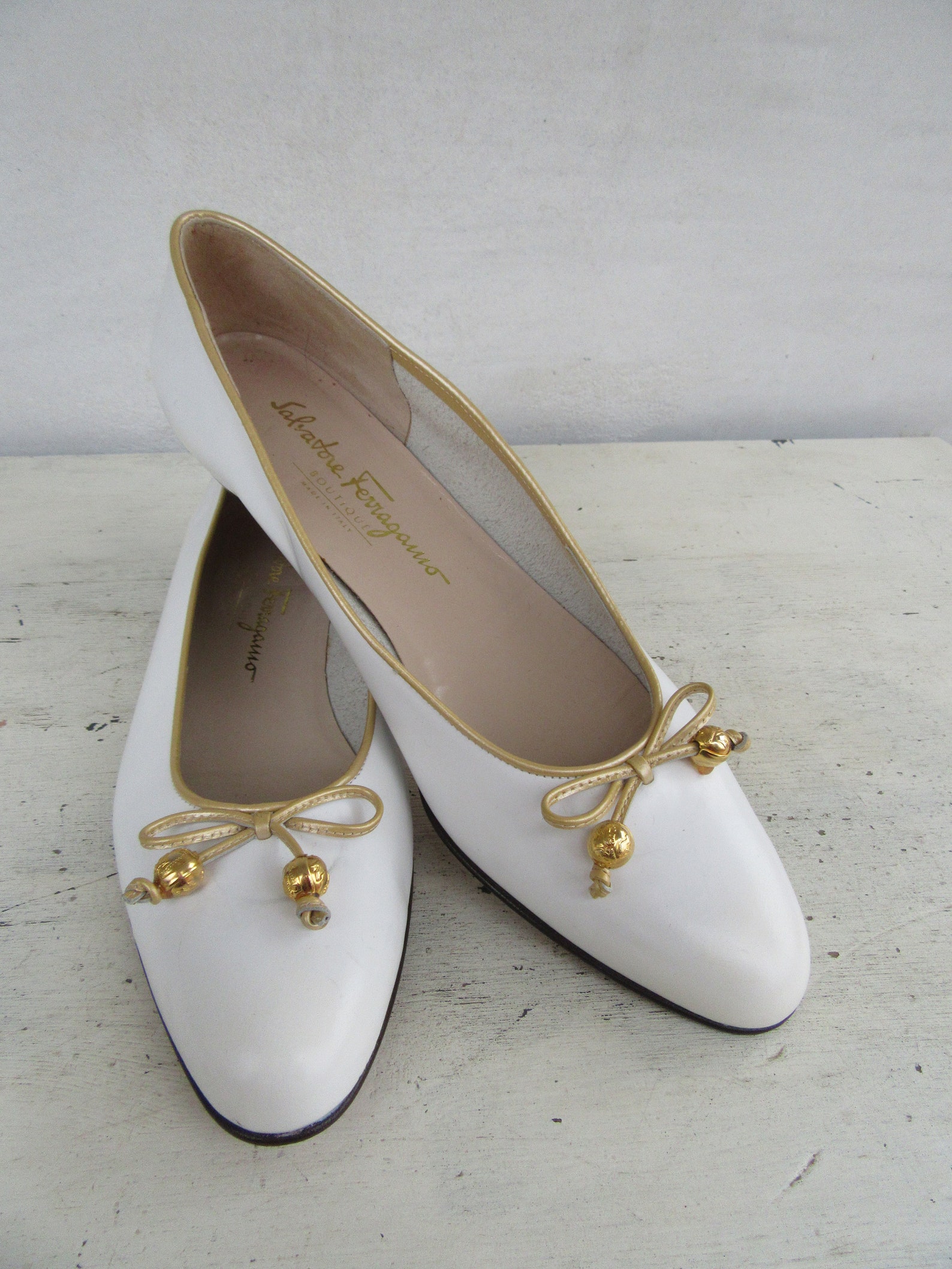 salvatore ferragamo bow flats white and gold leather ballet shoes size 8.5 aa narrow width 39 euro