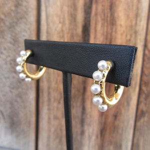 Brincos de argola dourada estilo anos 90 | Argolas Huggy Huggie | Brincos de argola redondos com pérolas artificiais