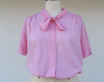 80er Jahre 50er Jahre Nelke Pink Button Front Krawatte Neck Bluse | Baumwollmischung Sekretärs-Bluse | Academia Style Top | Boxy Knopfleiste Shirt | L