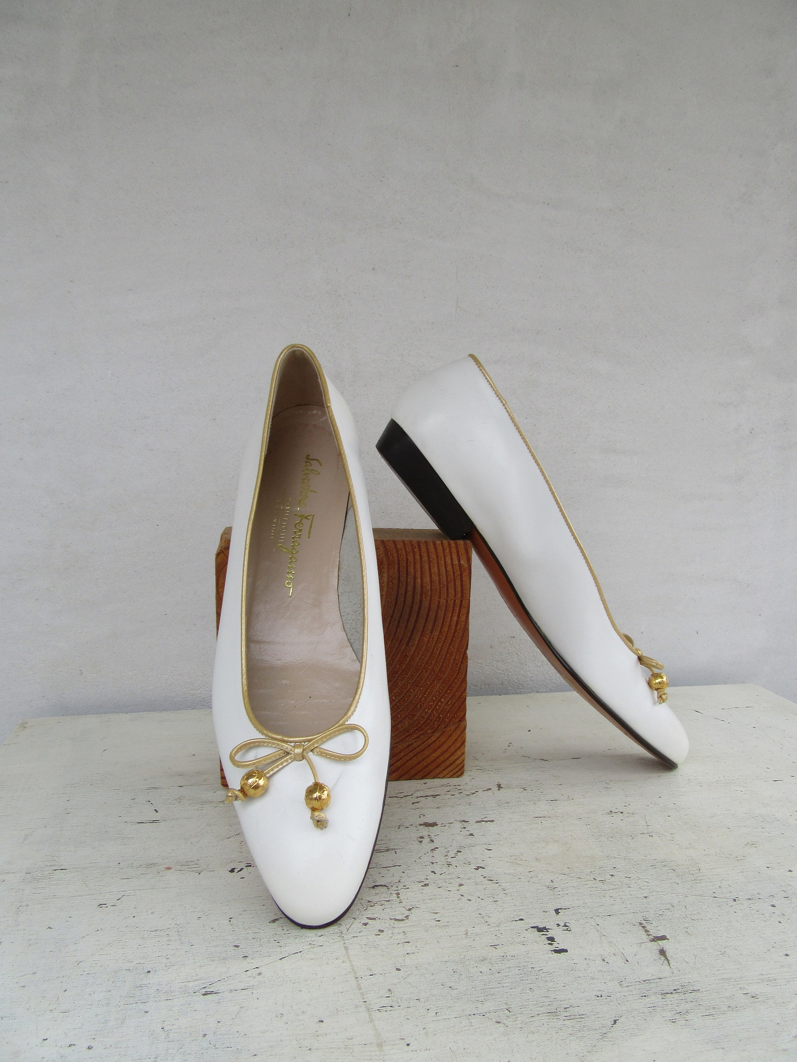 salvatore ferragamo bow flats white and gold leather ballet shoes size 8.5 aa narrow width 39 euro