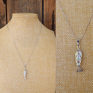 80s 90s Small Silver Tone Articulated Fish Pendant Necklace | 18&quot; Dainty Silver Tone Chain Novelty Fish Pendant Pisces Necklace