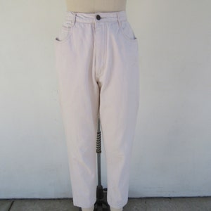 Puede incluir: Un par de pantalones vaqueros de color rosa claro de cintura alta. Los vaqueros tienen una pierna recta y est&aacute;n hechos de una tela suave y c&oacute;moda.