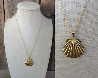 90s Gold Tone Chain Necklace With Shell Pendant | Resort Flair