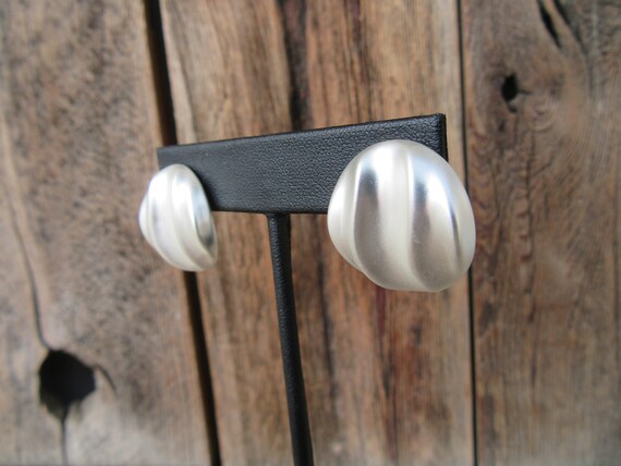 90s Matte Silver Tone Chunky Button Earrings  | R… - image 3
