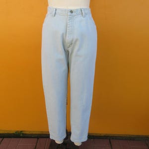 Op de afbeelding: Lichtblauwe spijkerbroek met een rechte pijp. De broek heeft een knoopsluiting en riemlussen.