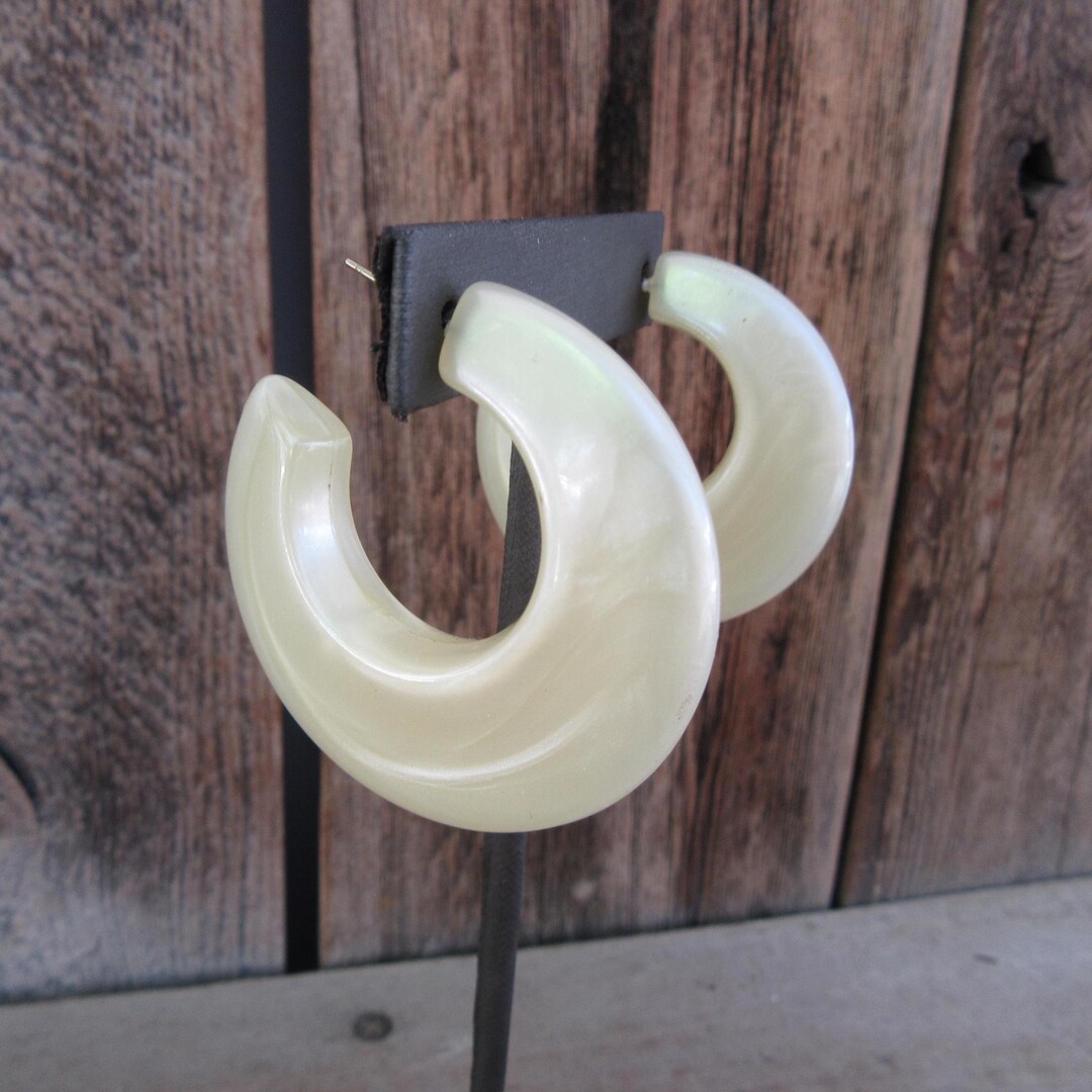 80s 90s Cream Swirl Resin Hoop Earrings Thick Plastic Hoop 