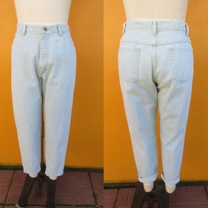 Op de afbeelding: Lichtblauwe denim jeans met een hoge taille en een rechte pijp. De jeans hebben een knoopsluiting en vijf zakken.