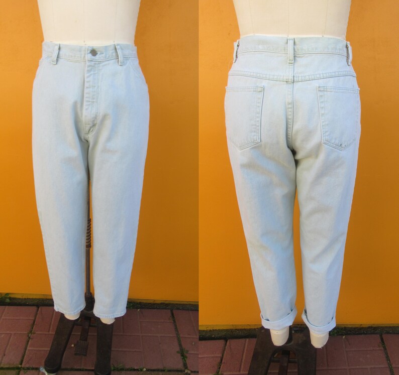 Op de afbeelding: Lichtblauwe denim jeans met een hoge taille en een rechte pijp. De jeans hebben een knoopsluiting en vijf zakken.
