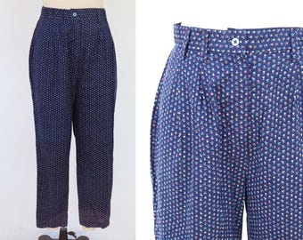 Puede incluir: Pantalones azules de cintura alta con estampado floral blanco y rosa.