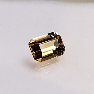 0,64 ct brazylijski imperialny topaz szlifowany szmaragd szlifowany luzem