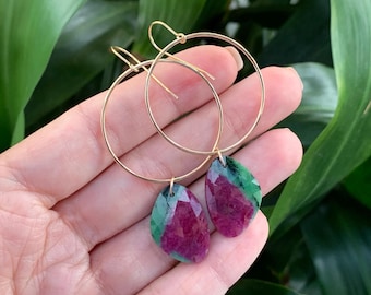 Boucles d'oreilles rubis zoisite, cadeau d'anniversaire pour un meilleur ami, boucles d'oreilles de Noël, boucles d'oreilles rouges et vertes, boucles d'oreilles uniques, pierres précieuses