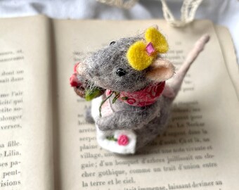 Needle felted mouse ornament wool decoration miniature doll house felt animal mini basket gardening mouse, mice, girl garden sculpture art