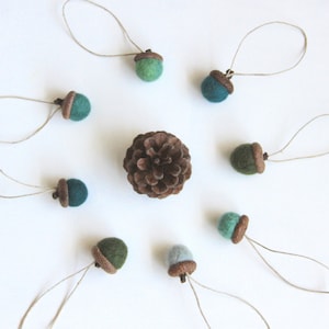 Glands en laine bouillie feutrée, tons de vert, décoration naturelle maison, mini ornement arbre Noël, petit cadeau, forêt, montagne,magique