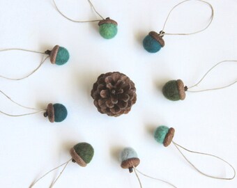 Shades of green felted acorns, Teal and green acorns small ornament, Christmas Holidays Woodland decor, Hostess Small gift, Magical forest