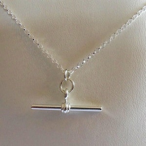 Sterling Silver T Bar Pendant & Chain Necklace.