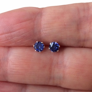 Pendientes de plata de ley con tanzanita de 4 mm, piedra natal de diciembre.