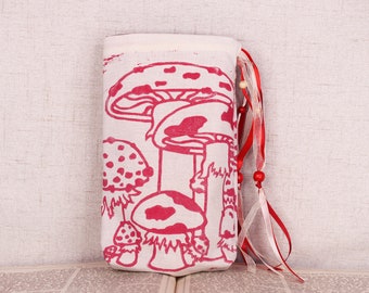 Toadstool Pouch: Tarot Bag, DnD Dice Bag, D&D, Pagan Altar, Tarot Pouch, Rune Bag, Wicca Wiccan Altar, Magic Mushroom, Faerie Lore Britain