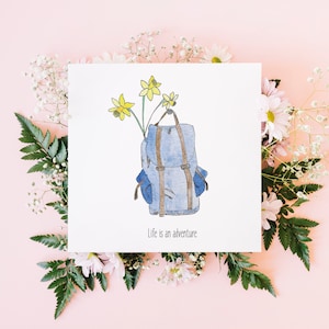 La vida es una aventura - Tarjeta de felicitación de flores - Narciso - Cita - Mochila - La vida es una aventura - Acuarela