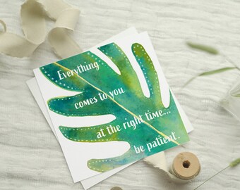 Alles komt op het juiste moment naar je toe... wees geduldig - Wenskaart - Gemaakt in Ierland - Citaatkaart - Gedrukt in Ierland