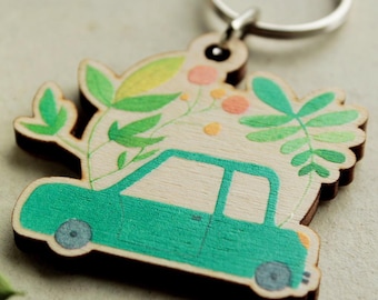 Geïllustreerde sleutelhanger van duurzaam hout – natuur, gezellig huisje en kleine auto – natuurillustraties