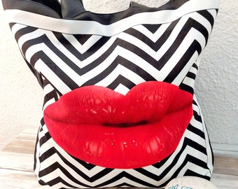 Große schwarze Damenhandtasche, Kunstleder und Canvas mit rotem Lippenaufdruck, Chevrons, Designerhandtasche, französische Handarbeit