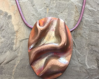 Oval cobre doblado colgante de arcilla de Metal con pátina de calor