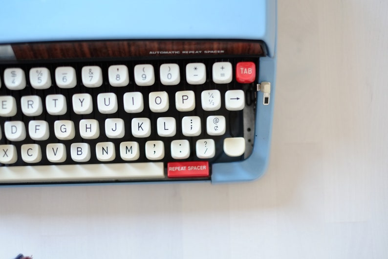 with Original Case and English Layout Brother Typewriter Vintage Webster XL-747 Blue TypeWriter