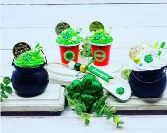 Décor de plateau à plusieurs niveaux Saint-Patrick/Tasses fausse crème fouettée/Tasses fausse crème/Tasses solo rouges/Trèfles/Bar à café/Primitif/Leprechaun/cupcakes