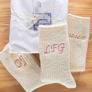 Chaussettes de lit brodées en cachemire personnalisées : initiales personnalisées ou cadeau prénom