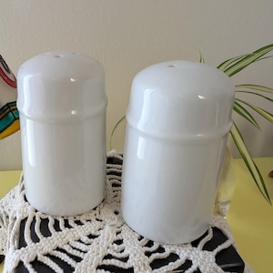 White Ceramic Salt & Pepper Shaker Set | Minimalist Cylinder Shakers | Classic Glossy White | Retro Kitchen Tableware