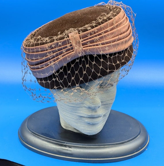 Union made vintage hat with vail Vintage 1950s White Straw Cloche Hat Veil Bow Accent Union  main image 4
