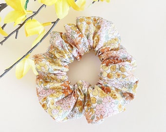 Yellow floral scrunchie for women, boho scrunchie for teen girls, handmade scrunchies with yellow flowers, 1990s style bun ponytail holder