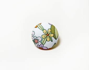 Retro floral fabric lapel pin, handmade buttonhole pin with flowers, fabric covered pin 22mm, mens suit accessories, gift ideas for him