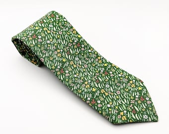 Green floral necktie for men, handmade necktie with flowers grass print, dapper style accessories for men, wedding groomsmen best man gifts