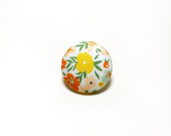 Ditsy floral fabric lapel pin, handmade buttonhole pin with flowers, fabric covered pin 22mm, mens suit accessories, gift ideas for him