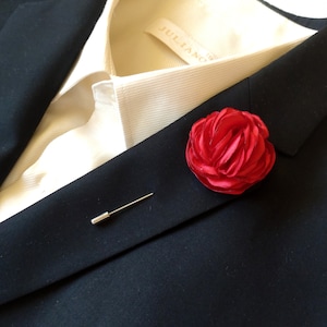 Red men&#39;s pin Red lapel pin Red Suit brooch Red flower pin Red Wedding pin Groomsman lapel pin Red Boutonnière Business pin Red brooch