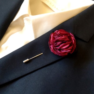 Boutonnière Burgundy lapel pin Burgundy Suit brooch Burgundy flower pin Burgundy Wedding pin Groomsman lapel pin Burgundy flower