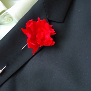 Red flower Boutonnière Man's Suit lapel pin Boutonnière Red flower Groomsman lapel pin Best man lapel flower Red pin Groomsman Red flower