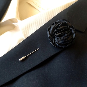 Black lapel pin Suit brooch Black Boyfriend Gift Wedding pin Black Groomsman lapel pin Black Boutonnière Business pin Black caranation