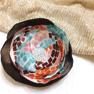 Broche de boda Broche multicolor Broche de flor de seda Broche colorido para madre de la novia Flor colorida para el cabello Broche de ramillete Accesorio colorido para el cabello