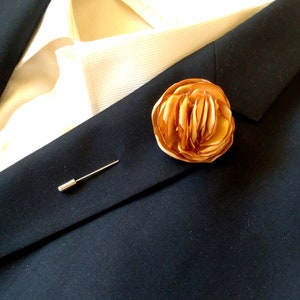 Men&#39;s lapel pin  Gold Suit brooch flower pin Boyfriend Gift Gold wedding pin Gold Groomsman lapel pin flower Boutonnière Gold Business pin