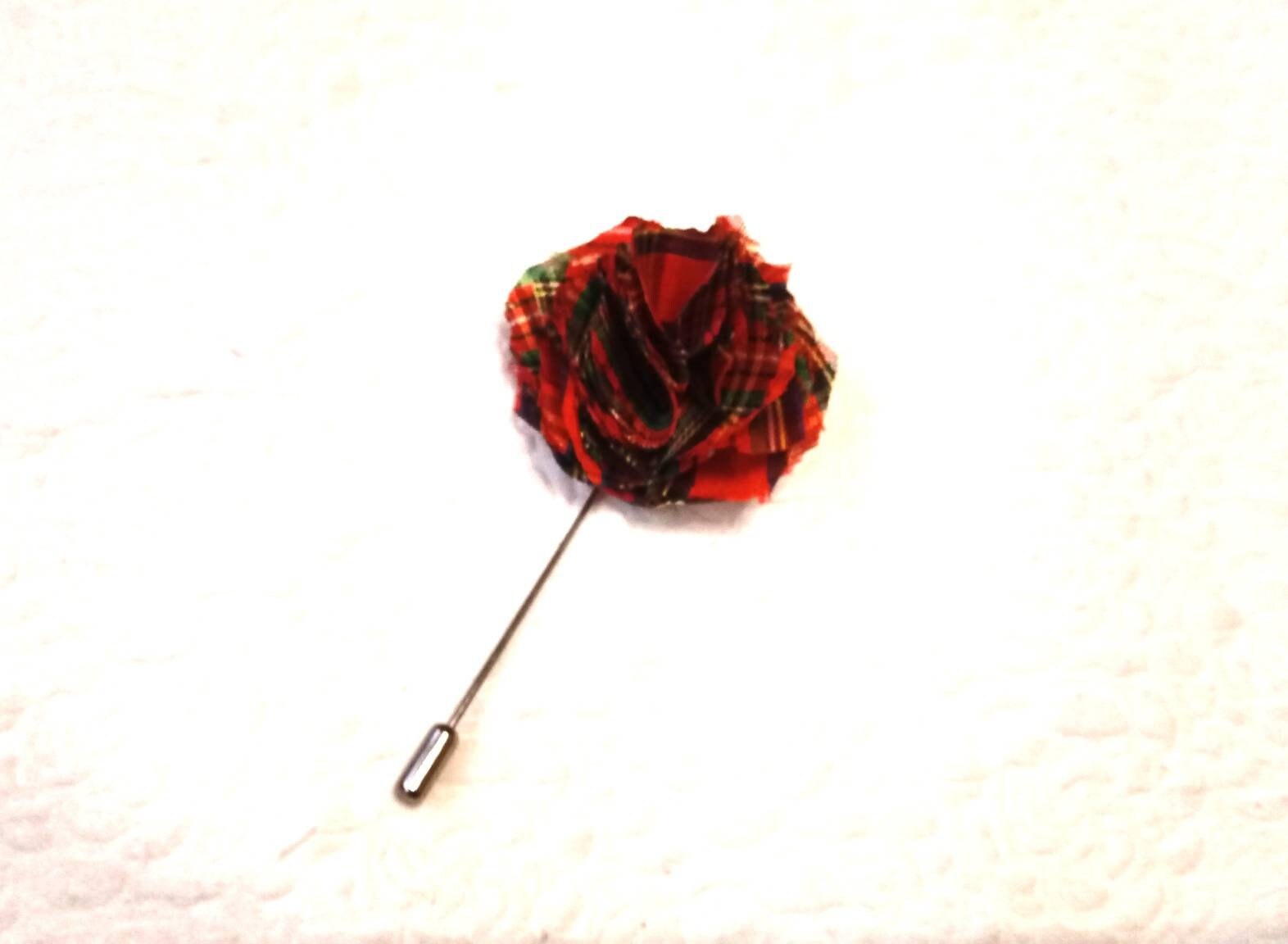 Épinglette Tartan Rouge Fait Main - Broche Fleur Coton