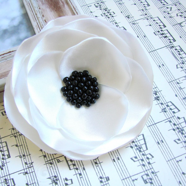 Ivory flower pin Ivory brooch flower White Poppy flower pin Ivory hair flower Ivory Bridal hair flower clip Ivory hairdress